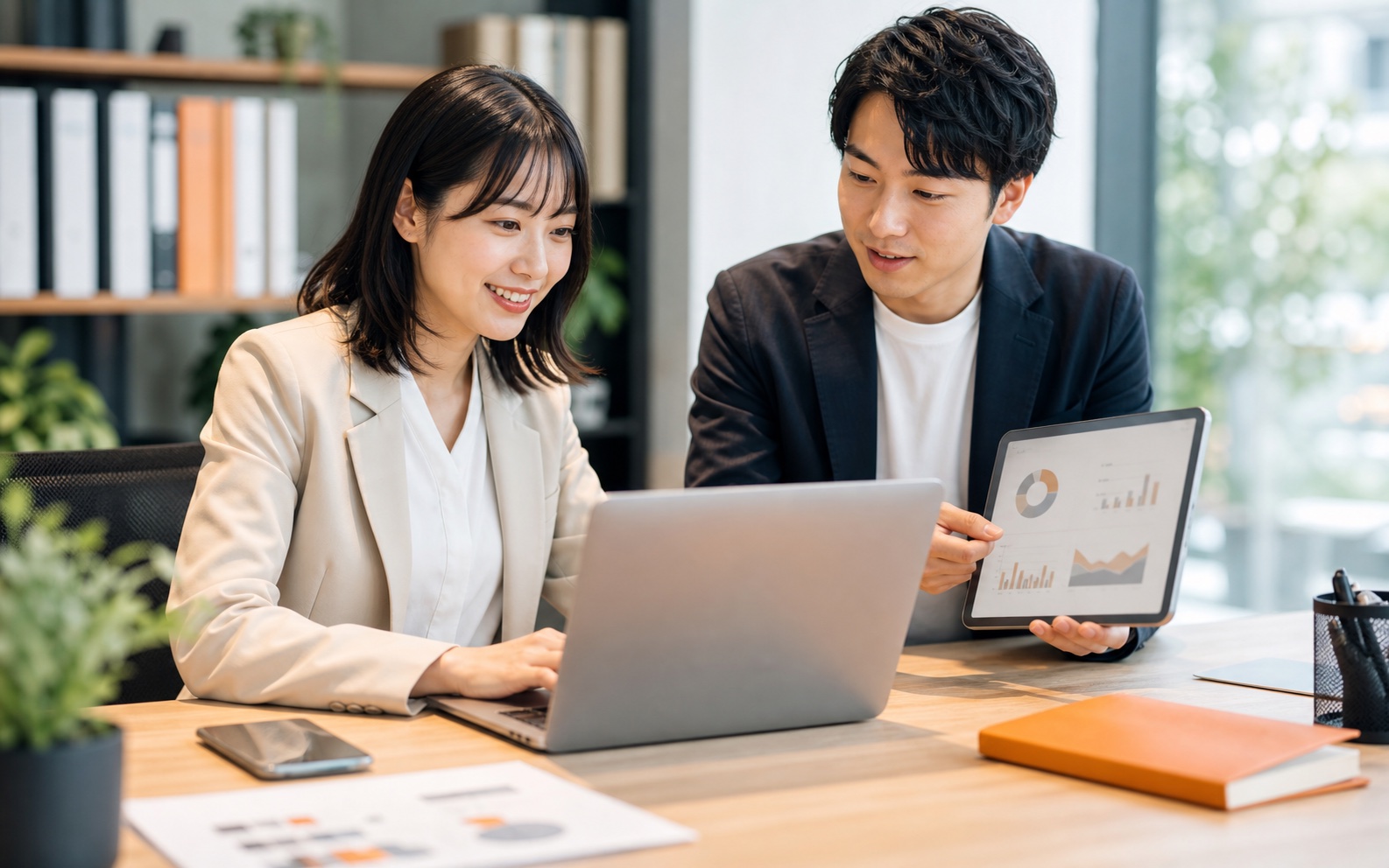 送客施策のデータを確認するマーケティング担当者